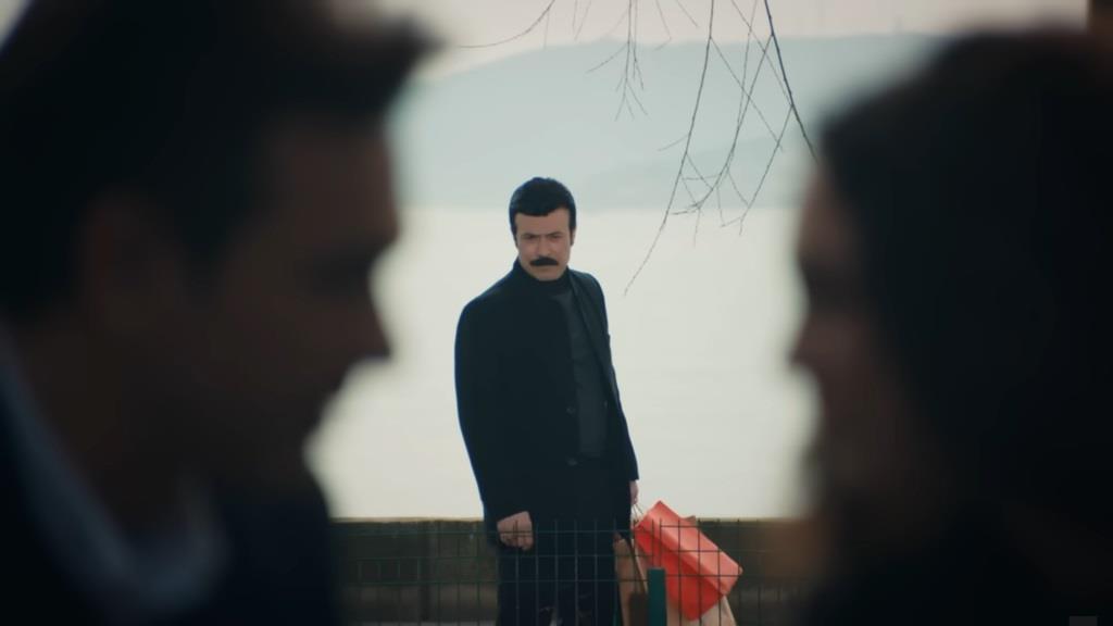 Cenger widzi Nanę i Nedima w restauracji.