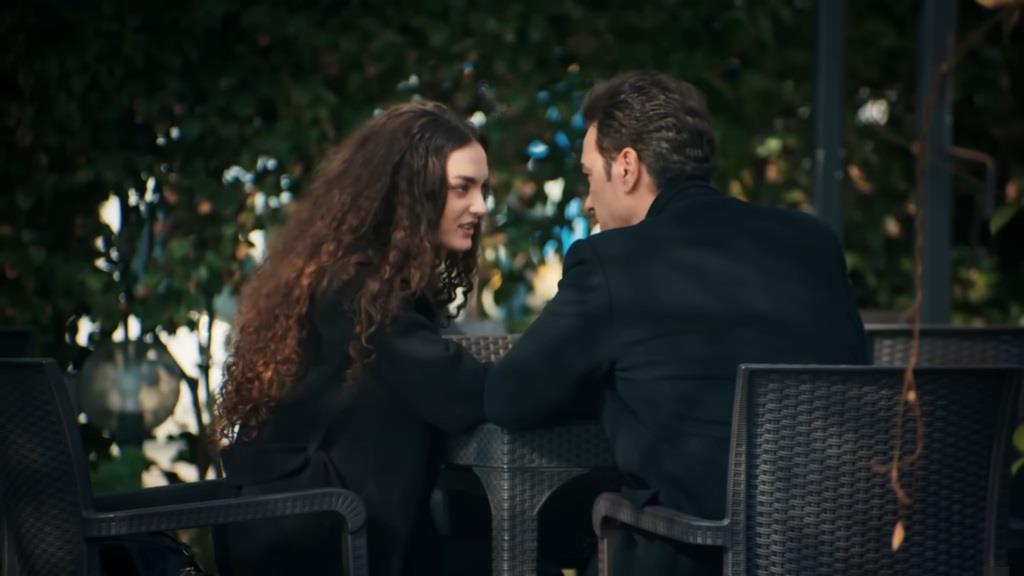 Nana i Nedim. Siedzą obok siebie, a ona obrzuca go spojrzeniem bazyliszka.