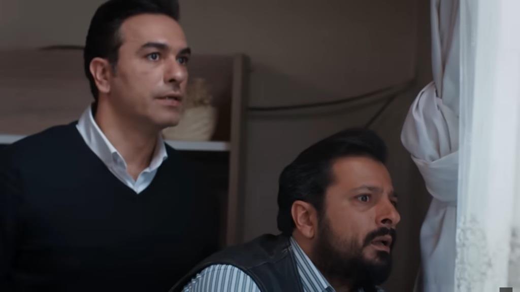 Nedim i Idris wyglądają przez okno.