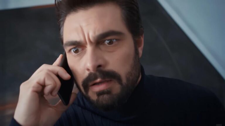 Yaman trzyma telefon przy uchu. Jest przerażony.