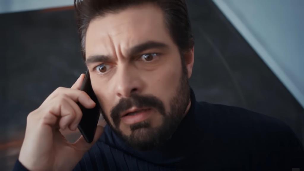 Yaman trzyma telefon przy uchu. Jest przerażony.