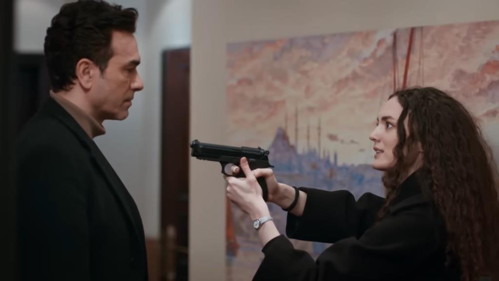 Nana celuje do Nedima z broni.