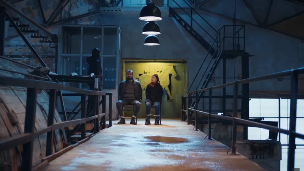 Ayse i Ferit w magazynie, przywiązani do krzeseł.