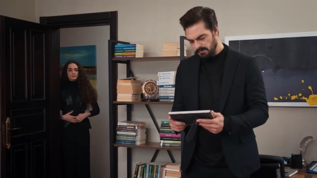 Nana patrzy na Yamana trzymającego w rękach ramkę ze zdjęciem.