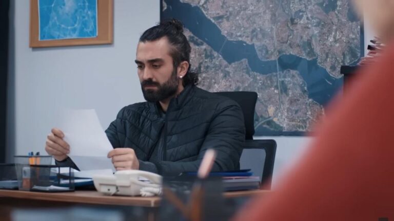 Ferit zapoznaje się z wynikami testu DNA.