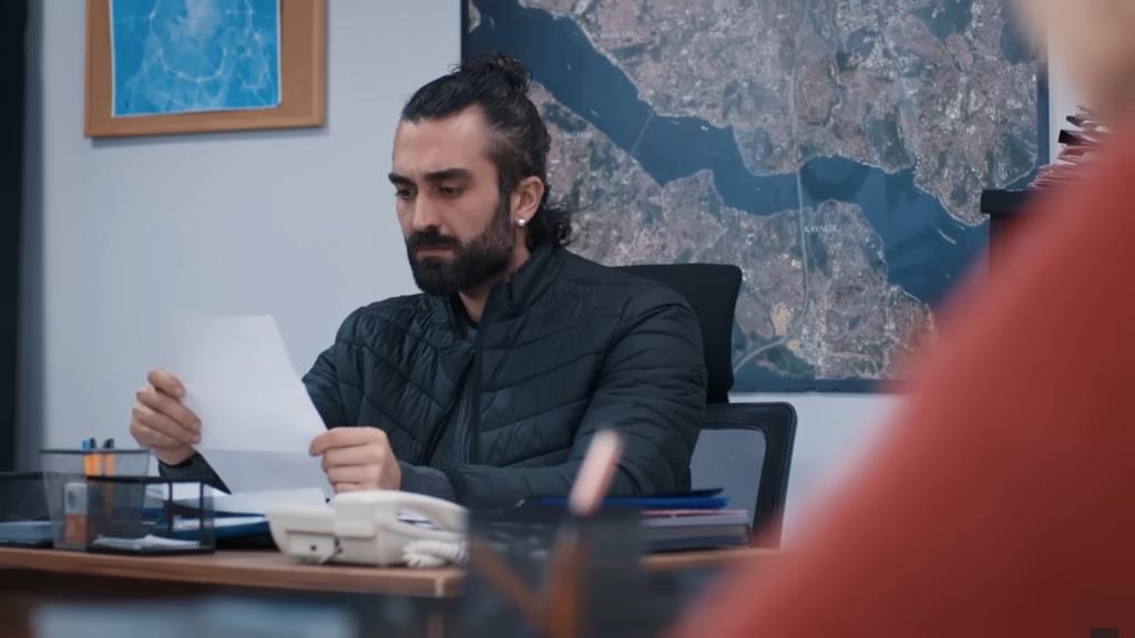 Ferit zapoznaje się z wynikami testu DNA.