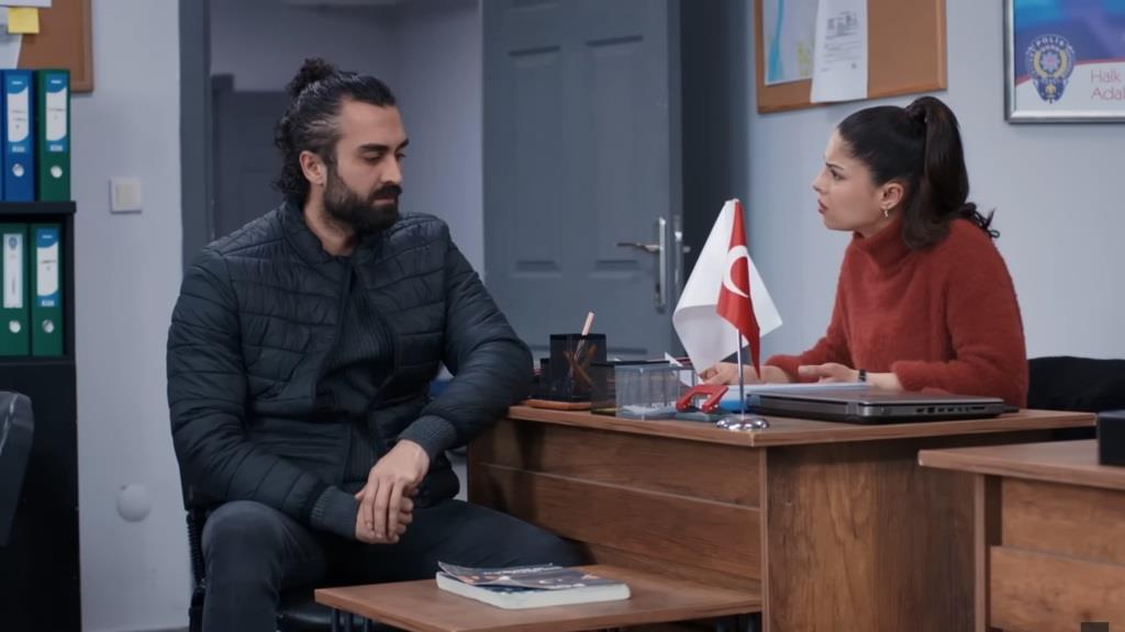 Ferit i Ayse rozmawiają w biurze.