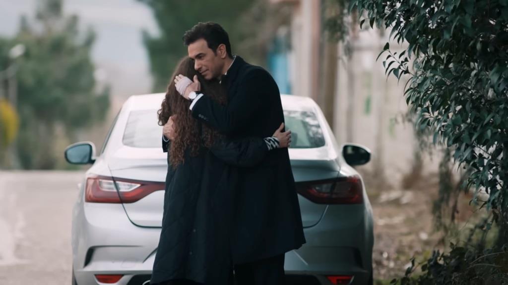 Nedim czule przytula Nanę.