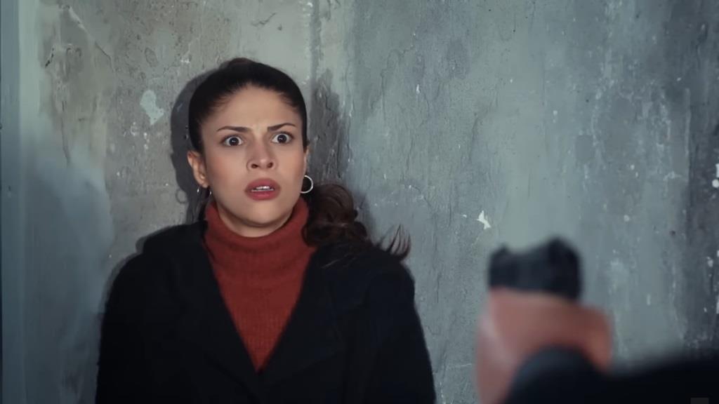 Bandzior celuje do Ayse z broni.