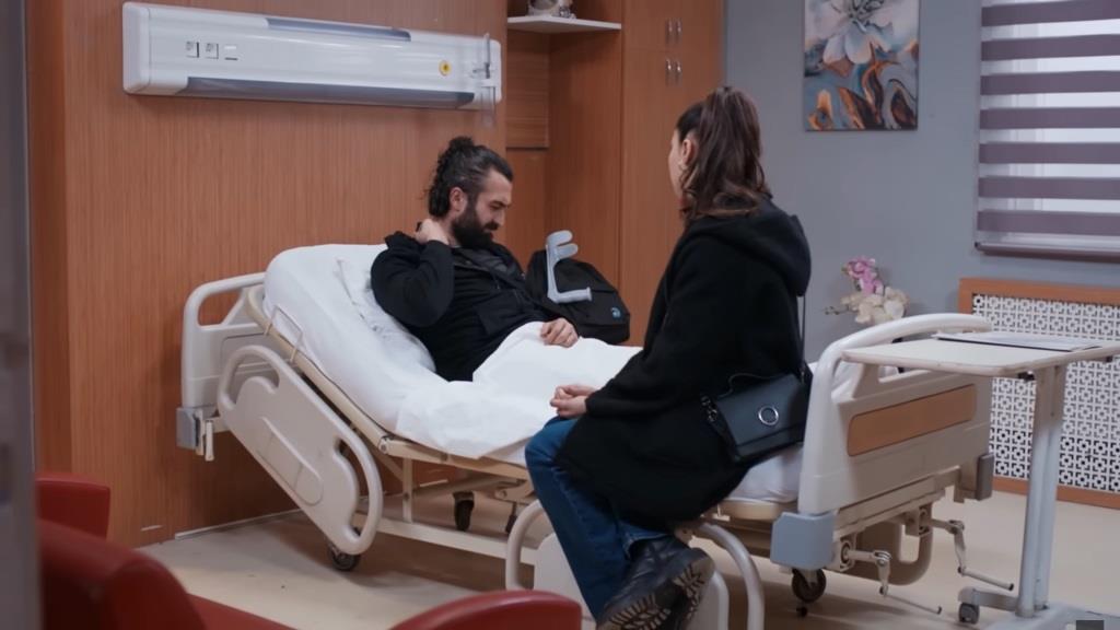 Scena w szpitalu. Ayse siedzi na łóżku obok Ferita.