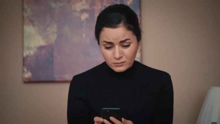 Aynur przegląda zdjęcia na telefonie brata.