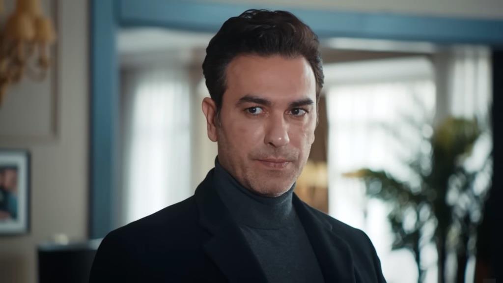 Nedim zaciska usta w wąską linię i spogląda poważnym wzrokiem.