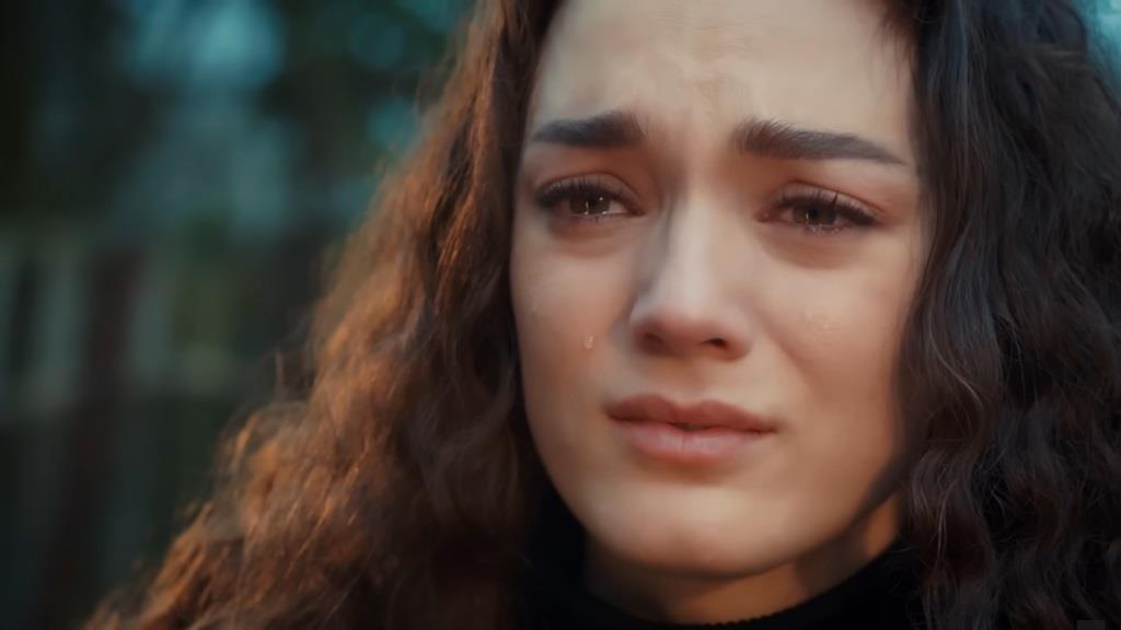 W oczach Nany pojawiają się łzy.