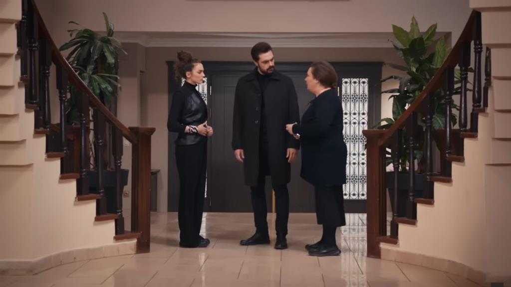 Scena w przedpokoju rezydencji. Nana, Yaman i Adalet.