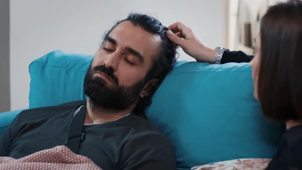 Akasya dotyka włosów śpiącego Ferita.