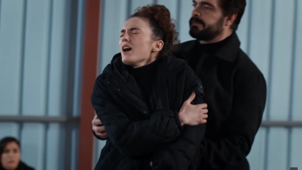 Nana zostaje postrzelona w ramię.