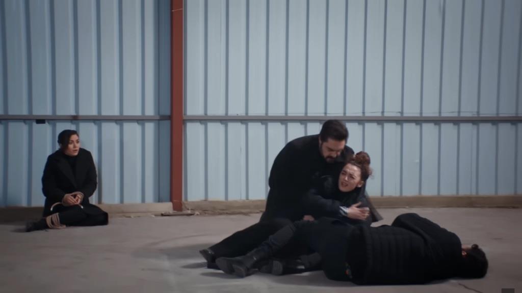 Scena w magazynie. Aynur, Nana i Yaman.