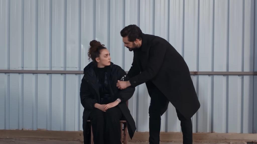 Yaman uciska ranę Nany.