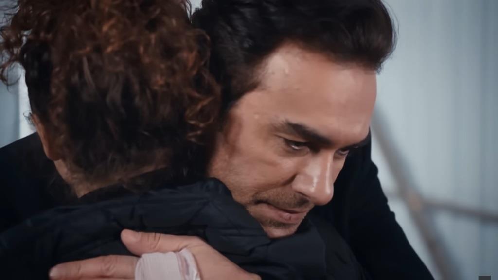 Nedim obejmuje Nanę.