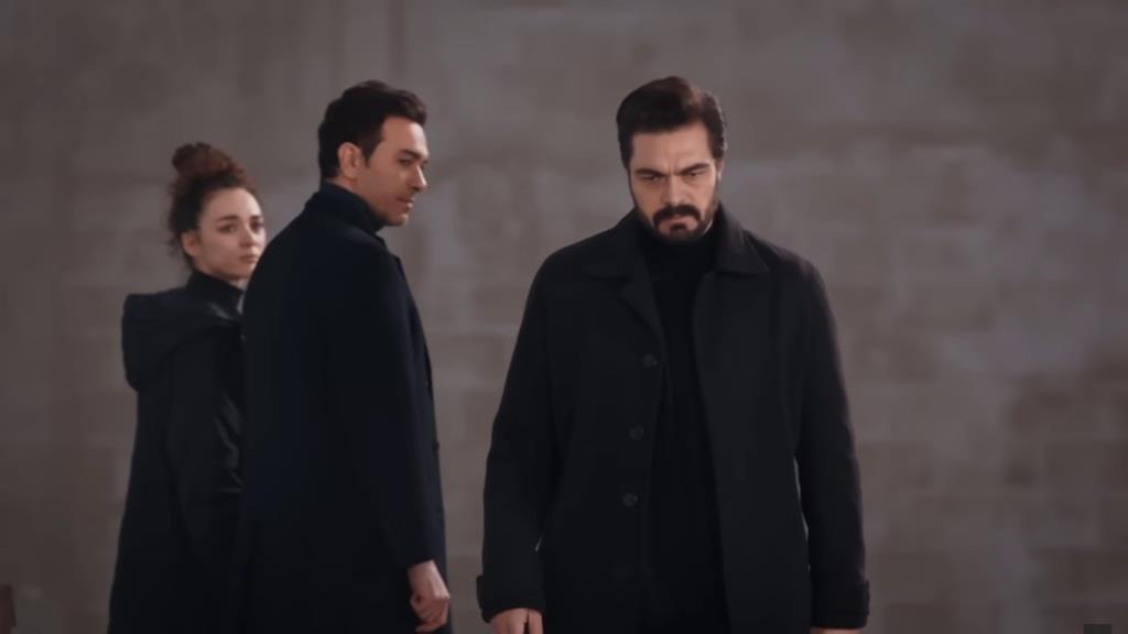 Yaman odchodzi z gniewnym wyrazem twarzy.