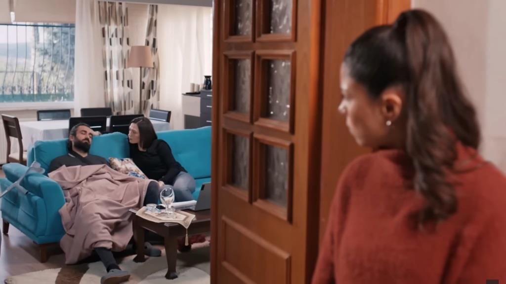 Ayse odkrywa, że Akasya jest zakochana w Fericie.