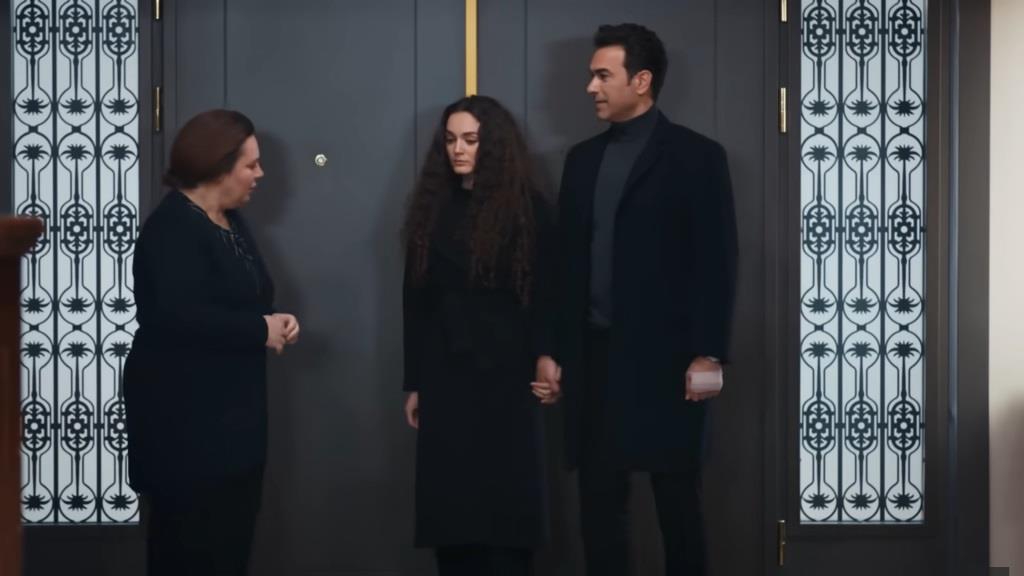 Nedim i Nana, trzymając się za ręce, wchodzą do rezydencji. Adalet jest zaskoczona tym widokiem.