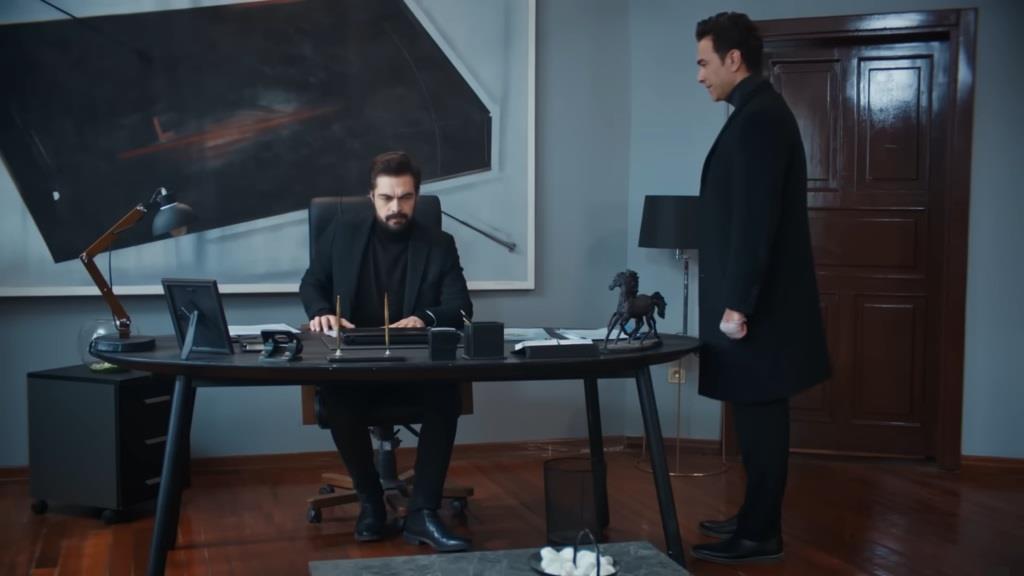 Nedim stoi przy biurku Yamana.