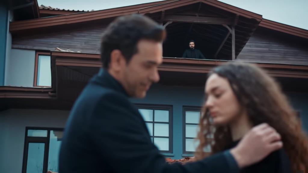 Yaman, stojąc na balkonie, obserwuje Nedima i Nanę na podwórku.