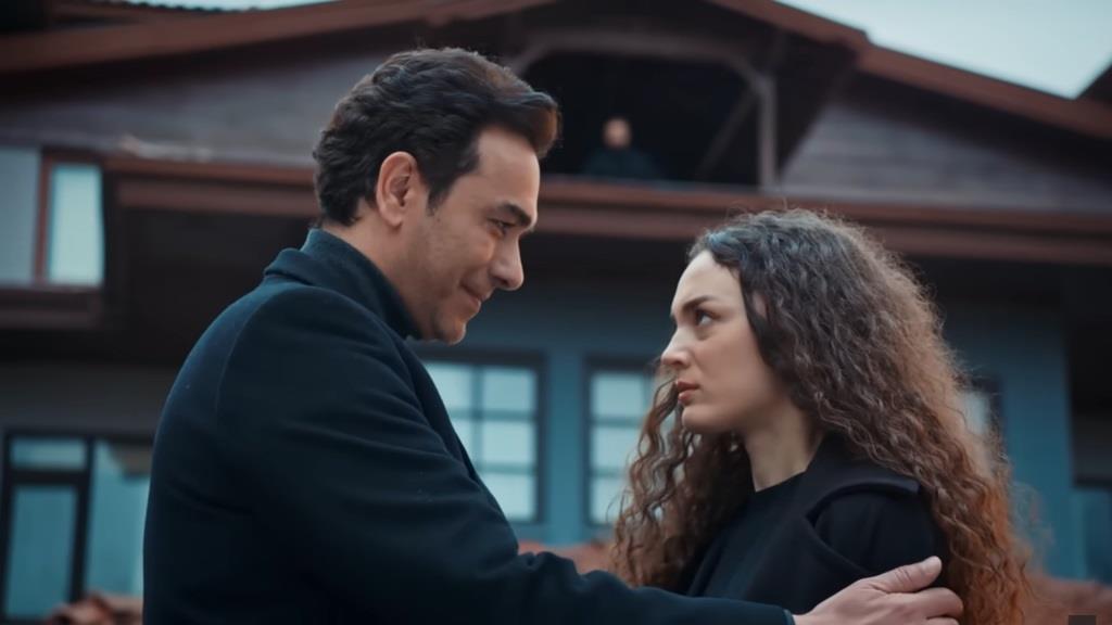 Nedim uśmiecha się do Nany, a ona patrzy na niego gniewnie.