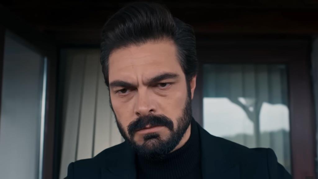 Yaman patrzy gniewnie.