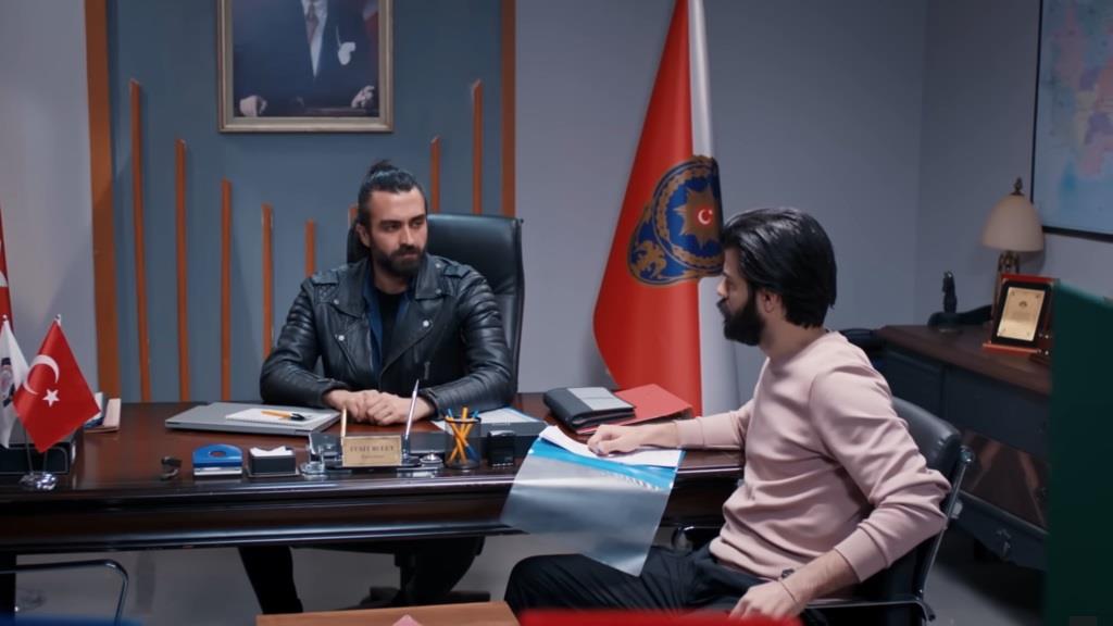 Ferit i Volkan rozmawiają w gabinecie.