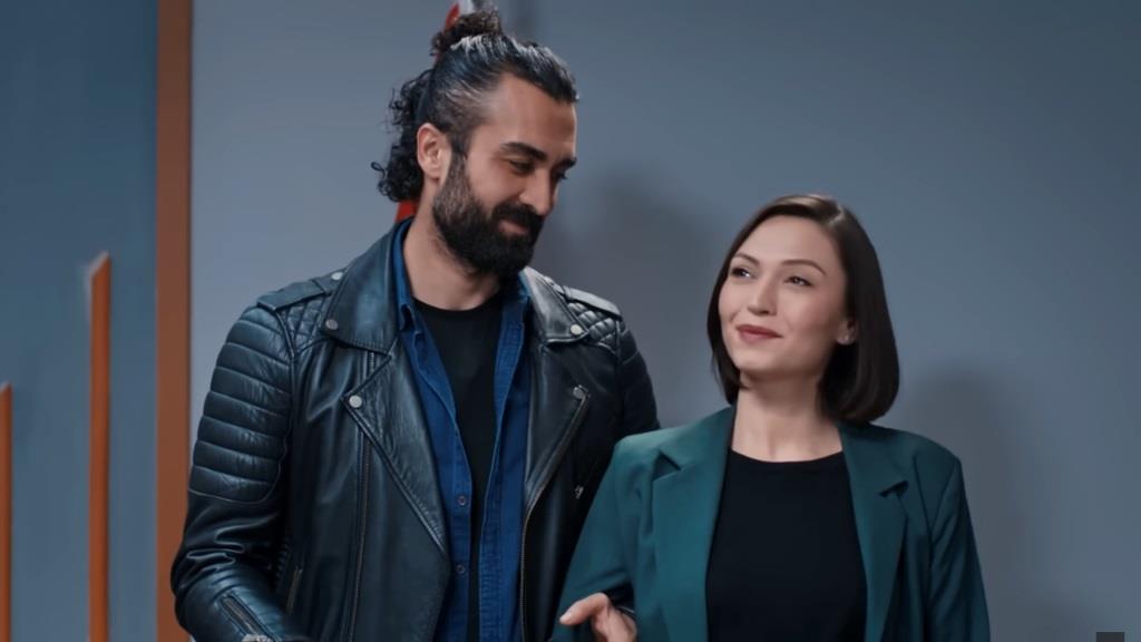 Akasya i Ferit. Oboje są uśmiechnięci.