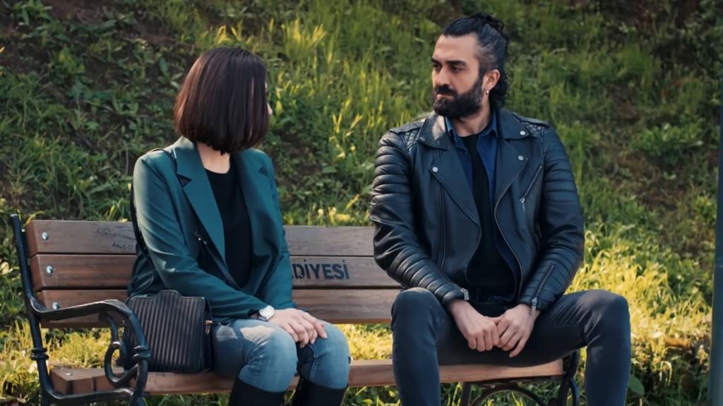 Akasya i Ferit siedzą na ławce.