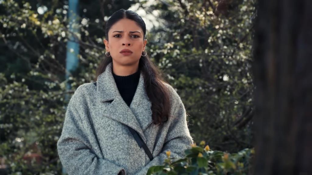 Ayse jest wstrząśnięta, słysząc wyznanie miłosne Akasyi.