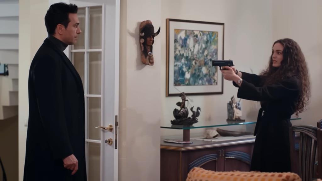 Nana zaskakuje Nedima z bronią w ręku.