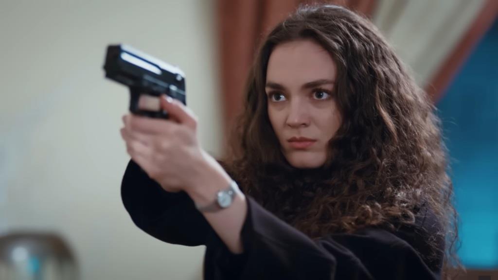 Nana pewnie trzyma pistolet.