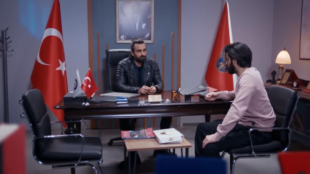 Scena na komisariacie. Ferit i Volkan.