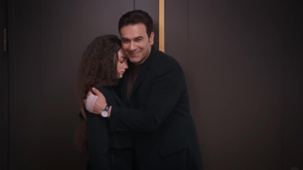 Nedim obejmuje Nanę w przedpokoju rezydencji.