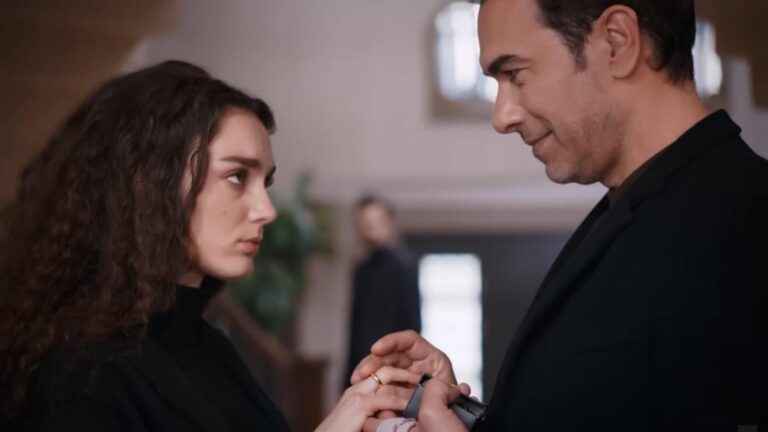 Nedim wkłada obrączkę na palec Nany.