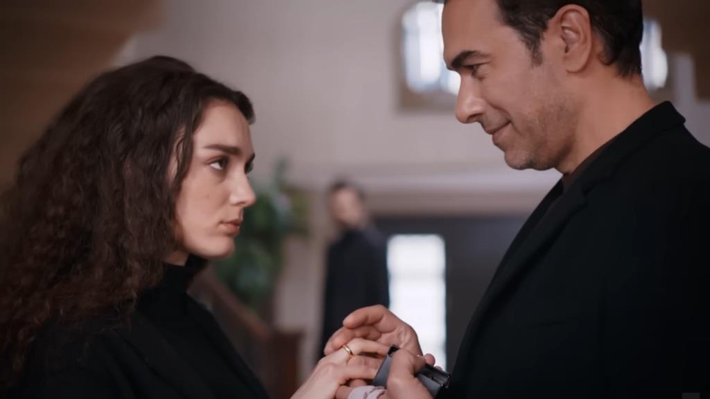 Nedim wkłada obrączkę na palec Nany.