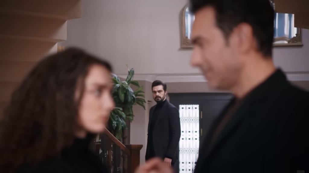 Yaman patrzy na zaręczonych Nanę i Nedima.