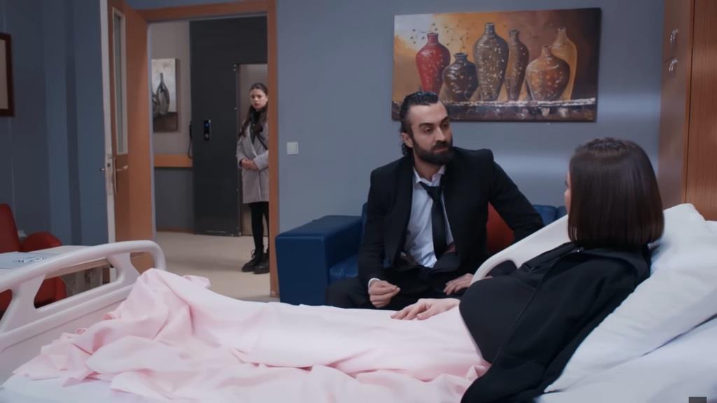 Ayse podsłuchuje pod drzwiami rozmowę Ferita i Akasyi.