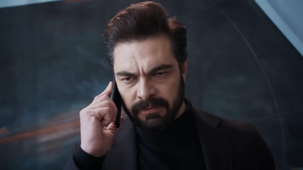 Yaman trzyma telefon przy uchu. Jego twarz ma gniewny wyraz.