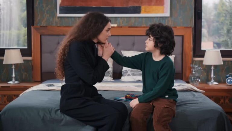 Nana i Yusuf siedzą na łóżku.