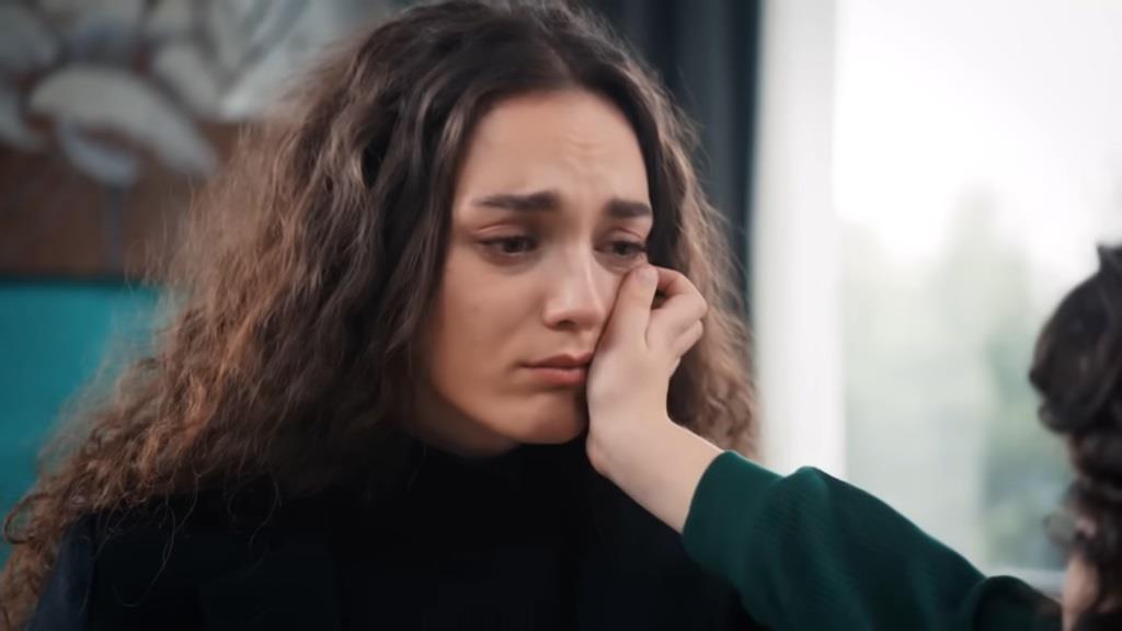 Yusuf ociera rączką policzek Nany.