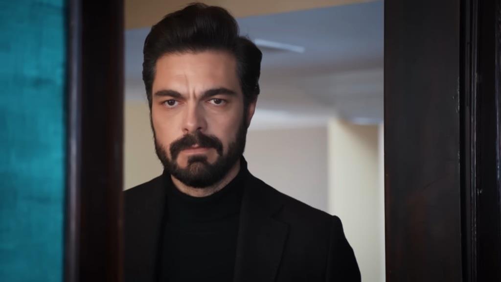 Yaman stoi przy uchylonych drzwiach pokoju Nany.