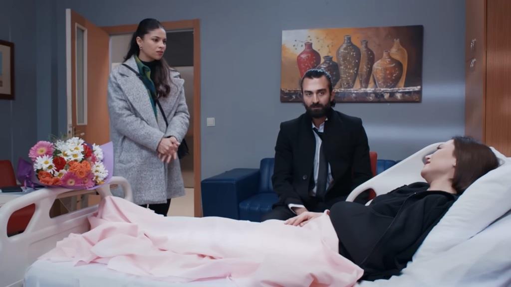 Ayse, Ferit i Akasya w sali szpitalnej.