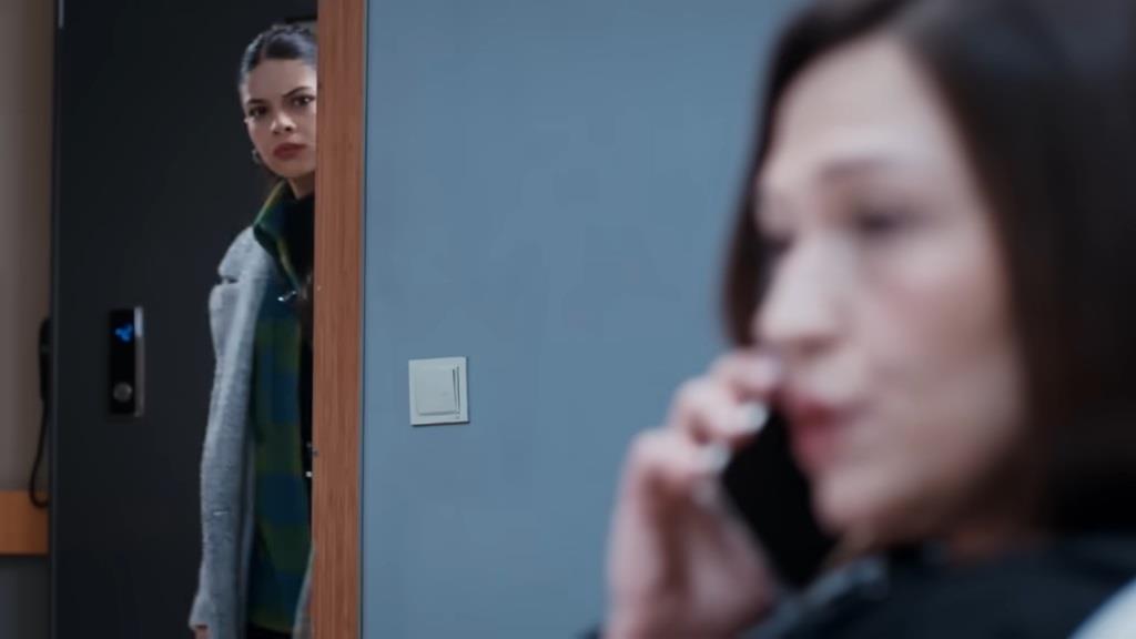 Ayse podsłuchuje rozmowę telefoniczną Akasyi.