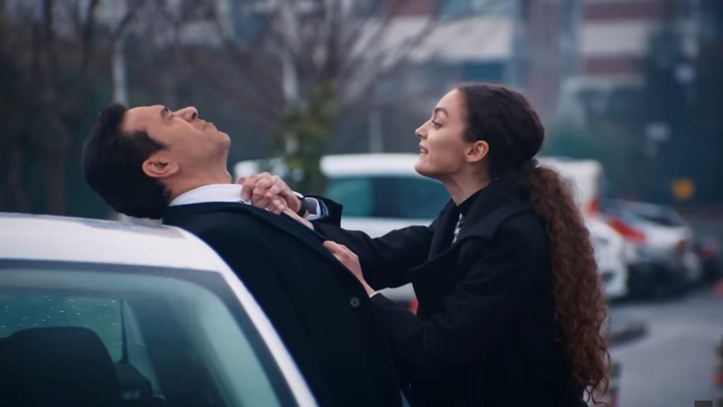 Nana przyciska Nedima do boku samochodu.