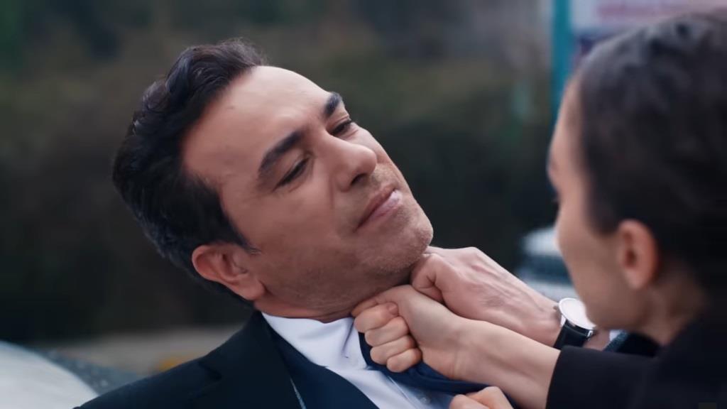 Nana zaciska krawat na szyi Nedima.